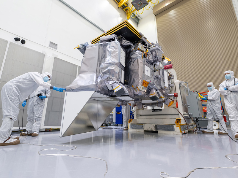 Launch Site integration and test. Lift Observatory to Aronson Table, Rotate for investigation, Lift Back to Observatory Dolly. Credit: NASA