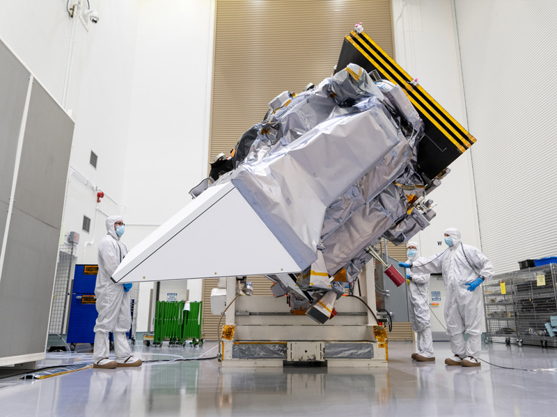 Launch Site integration and test. Lift Observatory to Aronson Table, Rotate for investigation, Lift Back to Observatory Dolly. Credit: NASA