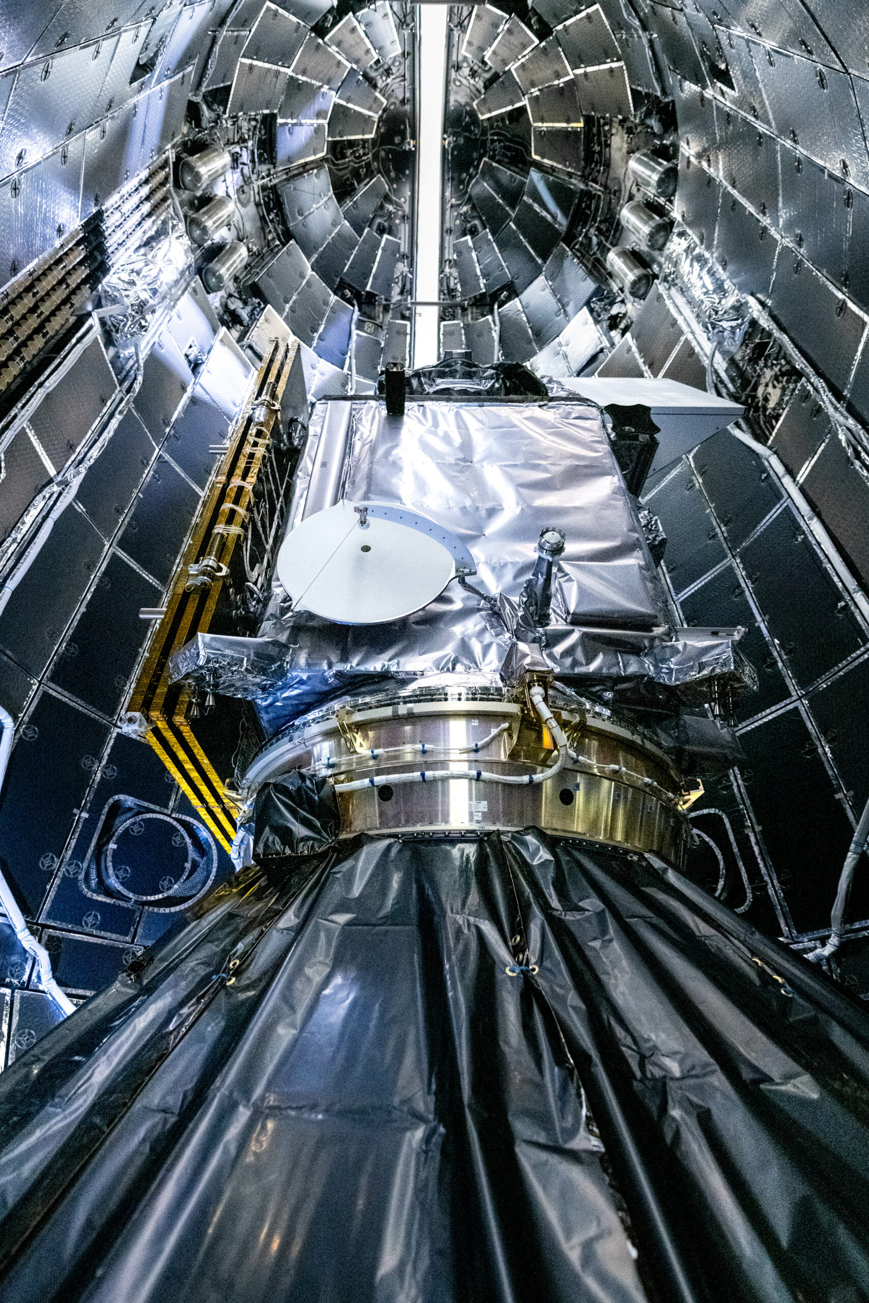NASA and SpaceX technicians safely encapsulate NASA’s PACE spacecraft in SpaceX’s Falcon 9 payload fairings.