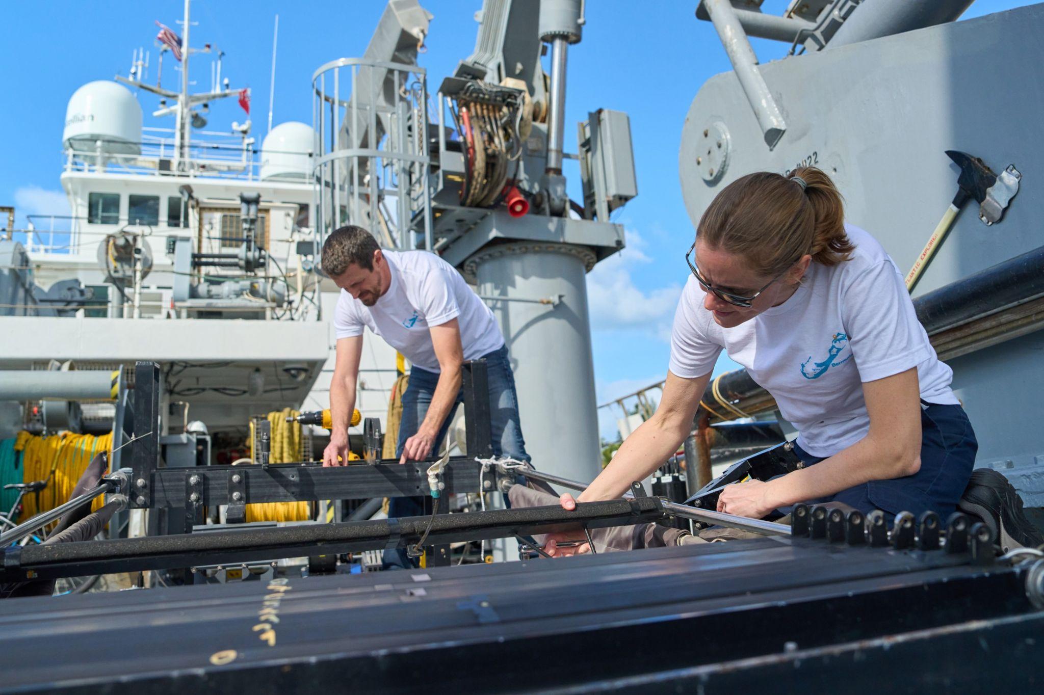 Scientists deploy oceanic instruments