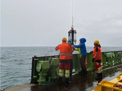 Meg Estapa (University of Maine) on the RRS <em>James Cook</em> successfully recovers the first Neutrally Buoyant Sediment Trap (NBST). NBST’s open at discrete depths, trapping sinking particles and providing an estimate of how much carbon is exported to the deeper ocean. Credit: Lee Karp-Boss