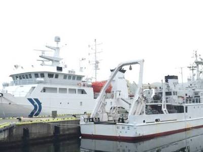 R/V Onnuri and R/V Eardo in port